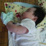 Trẻ ngủ gối và không ngủ gối có 3 điểm khác biệt khi lớn: Không chỉ IQ, cột sống cũng biến đổi bất ngờ